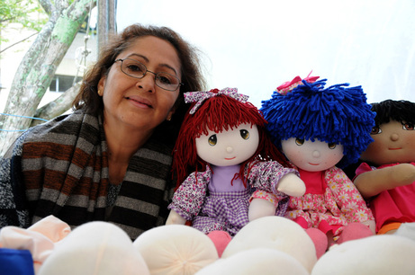 Doña Natalia Torres, tiene un puesto en Feria donde ofrece las muñecas que ella fabrica a mano