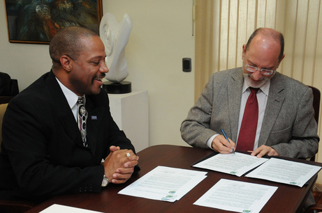 El rector de la UCR, Dr. Henning Jensen Pennington firmó junto con el profesor y coordinador de …