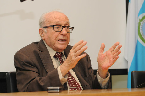 Alberto Cañas Escalante escribe desde 1960 la columna de opinión “Chisporroteos” en el periódico …