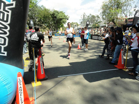 El corredor Hibert Mora fue el ganador de la Milla Universitaria en el año 2011.