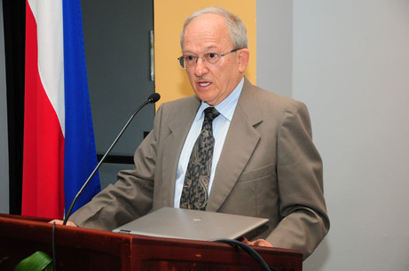 El vicerrector de Investigación de la UCR, Dr. Ramiro Barrantes Mesén, dio la bienvenida a los …