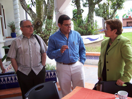 En esta foto del 2008, Rolando Quesada comparte con Gabriel Ascencio Franco (izquierda) y con la  …
