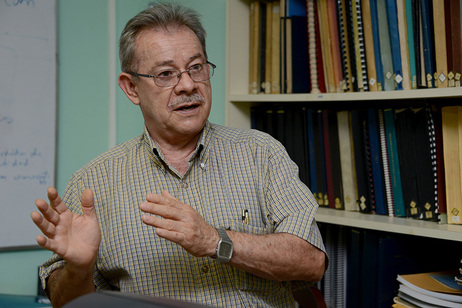 Dr. Víctor Sánchez Corrales