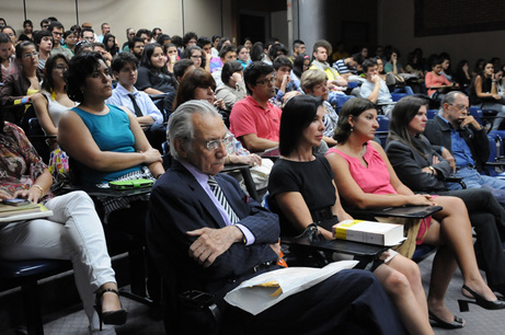 El auditorio Abelardo Bonilla de la Escuela de Estudios Generales se vio colmado de público en el …