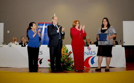 La Dra. Sonia Mora, el Dr. Henning Jensen, la Dra. Gabriela Barrantes aplauden a la estudiante …