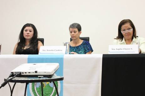 Durante la presentación del libro digital las comentaristas Dra. Lupita Chávez y Teresita Cordero …