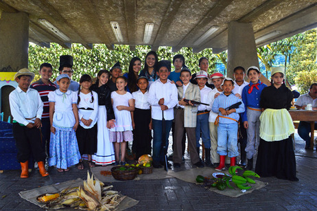 Niños y niñas de la Escuela República de Bolivia a cargo de la Obra de Teatro: “Vive Dota, Vive …