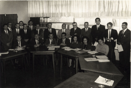 En la foto aparece René van Huffel Dedobbler, acompañado de los profesores del Consejo de …