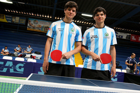Los hermanos Esteban y Douglas Castillo Chavarría forman parte del equipo masculino de tenis de …