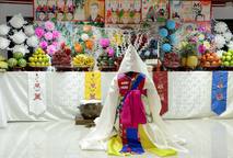 Ante un altar dispuesto para los dioses, la chamana coreana Lee Hae-Gyung desarrolló el ritual de …