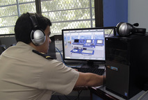 El estudiante Emmanuel Serrano Caballero de la carrera Marina Civil utiliza un simulador del …