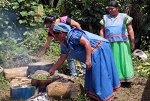 mujeres indígenas cocinando