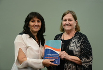 Profesoras Gilda Pacheco y Kari Meyers posan con el libro Critical Terms