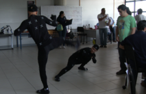 Dos atletas completan una coreografía de lucha que es traducida casi en tiempo real a su versión …