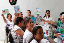 Un grupo de mujeres muestran sus obras de arte