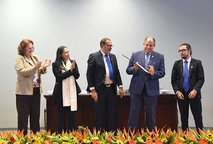 Acto contó con la participación del presidente Luis Guillermo Solís, quien entregó el certificado …