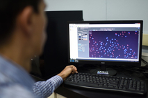 Los microscopios digitales utilizados en el Laboratorio de Quimiosensibilidad Tumoral de la …
