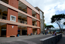 Pretil frente al edificio de la Escuela de Estudios Generales de la Universidad de Costa Rica …