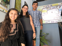 Estudiantes de Kioscos Socioambientales en las escaleras de las oficinas del programa