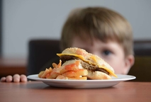 Niño observa comida rápida