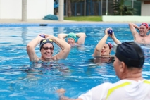 Grupo de personas adultas mayores en clases de natación