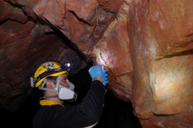 El geólogo Andrés Ulloa realiza muestreos mineralógicos en la cueva Hoyo de Koppen, en Nicaragua, …