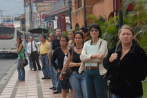 Personas en una parada de autobús en San Pedro de Montes de Oca. Foto: ODI-UCR.