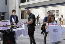  Decenas de personas se acercaron a la Facultad de Derecho para serigrafiar sus camisetas con …
