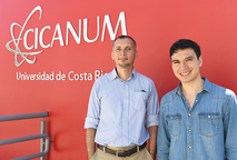 Leonardo Lesser, profesor e investigador de la UCR, y Alejandro Martínez, estudiante de la …