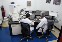 El microscopio electrónico de barrido de alta resolución de emisión de campo, modelo Sigma 300, …