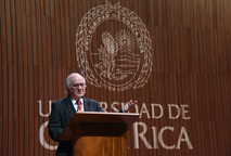 Al recibir el doctorado honoris causa de la UCR, Boaventura de Sousa dictó una conferencia que …
