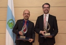 El Dr. Alberto Alape Girón (izq.) y el Dr. Orlando Arrieta Orozco obtuvieron el premio al …