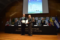  El Dr. Iván Rodríguez Chávez, rector de la Universidad Ricardo Palma, entregó el reconocimiento …