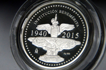 La medalla institucional se acuñó en el 2015 para conmemorar el 75 aniversario de la Universidad …