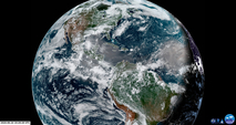 Esa imagen del satélite GOES 16, del 24 de junio, muestra cómo se observa el planeta bajo la …