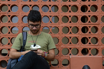 Estudiante con teléfono celular