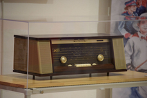 Este radio marca Phillips de 1962 está expuesto en la sala de exhibiciones temporales del Museo …