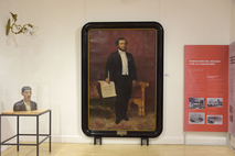 El retrato del Dr. José María Castro Madriz está expuesto en la sala de exhibiciones temporales …
