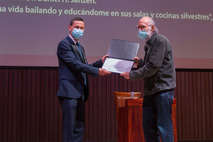 El rector de la UCR, Dr. Gustavo Gutiérrez, entregó al Dr. Daniel Janzen el título que lo …