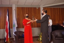 Francisco Rodríguez Cascante, director de la Sede, entrega el premio a Rocío Ramírez: una …