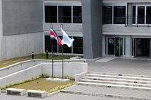 La bandera patria y de la  Universidad de Costa Rica.