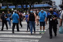 Gente con mascarilla cruzando la Avenida 2 de San José
