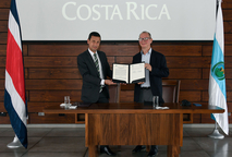 Gustavo Gutiérrez Espeleta, rector de la UCR y Alexander Alexander Zamora Gómez, presidente del …