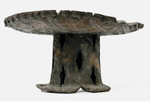 Los objetos de madera encontrados en Retes, como esta mesa, se preservaron gracias a la espesa …