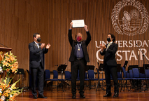 El cantautor Joan Manuel Serrat recibió del título de doctor honoris causa de la UCR, de manos …