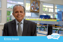 Fernando Durán Ayanegui en el laboratorio de Química