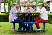 Foto 1 Especial Envejecimiento Adultos mayores compartiendo en un espacio verde