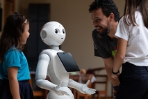 Un robot humanoide Pepper, de la Escuela de Ingeniería Industrial, estuvo disponible para …