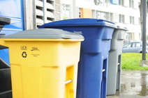 En el campus universitario hay recipientes rotulados para la gestión de los residuos sólidos, …