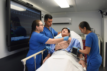 Estudiantes de enfermería en el centro de simulación móvil practicando sus habilidades clínicas.